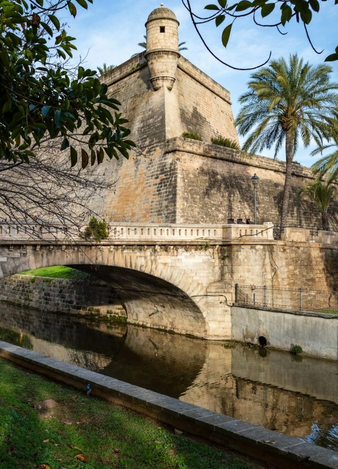 Alte Festung, Fluss und Palmen in Palma de Mallorca