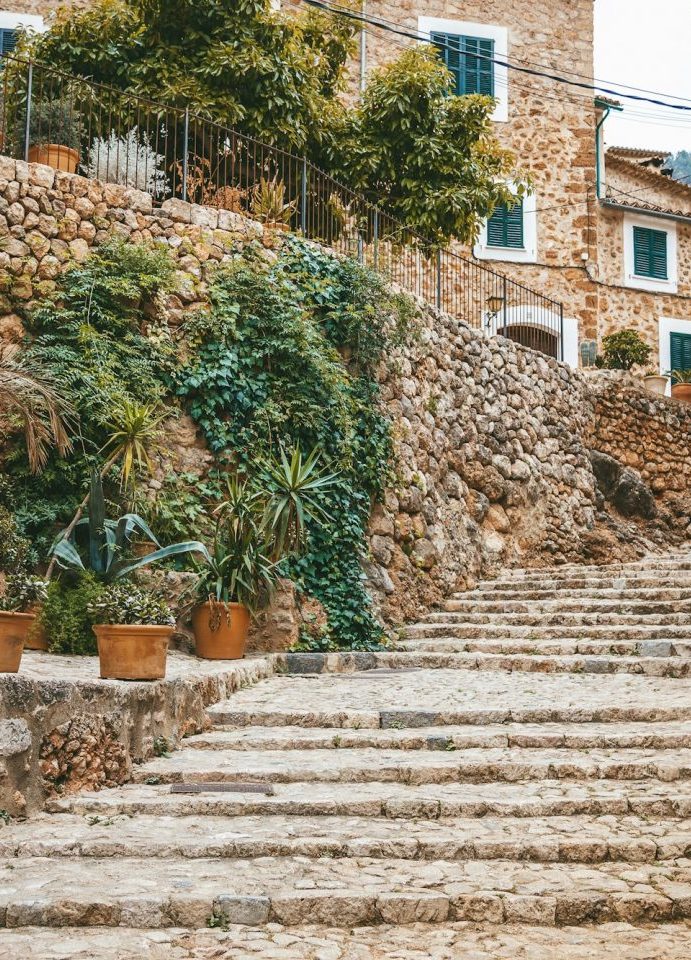 Die alte Treppe in der Straße des kleinen Dorfes Fornalutx Mallorca