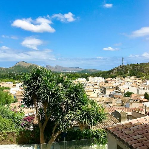Blick auf die Altstadt von Pollenca mit schöner Landschaft auf der Insel Mallorca