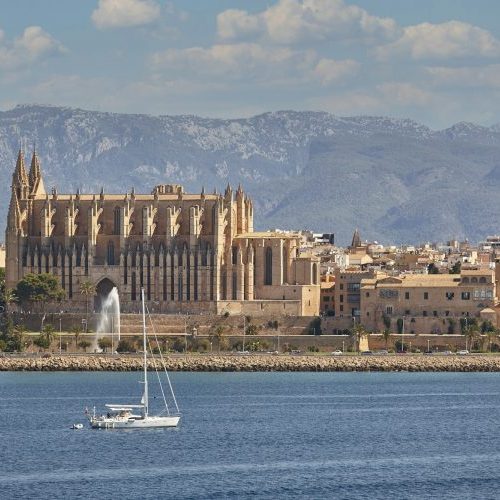 Blick auf Palma de Mallorca mit Es Rafal vom Meer aus