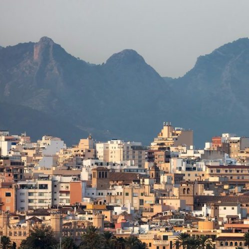 Blick auf Palma Viertel La Vileta auf Mallorca mit Stadt und, Bergen im Hintergrund
