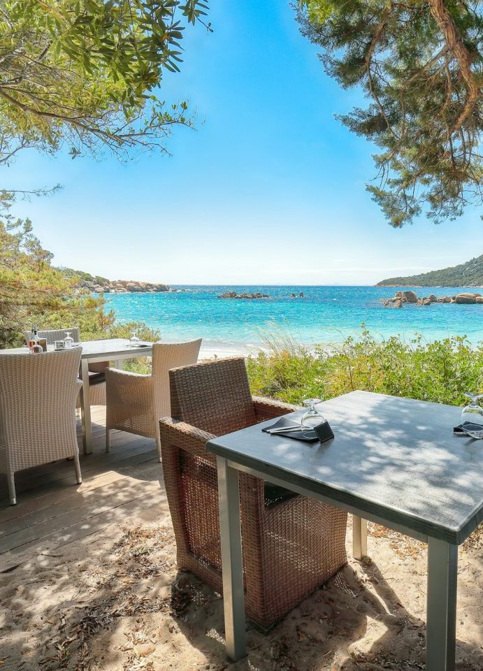 Blick von der Strandbar auf die Font de Sa Cala auf Mallorca