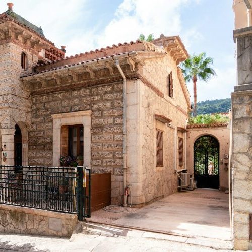 Blick auf eine Straße des malerischen Dorfes Consell Mallorca