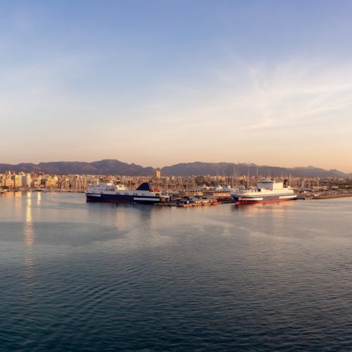 Boote in einem Jachthafen mit Gebäuden der Innenstadt Palma de Mallorca mit Son Gotleu