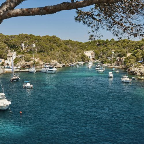 Bucht mit Booten im Südosten von Mallorca