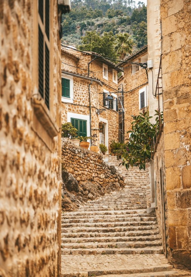 Eine charmante alte Treppe in der gemütlichen Straße in Galilea auf Mallorca