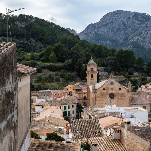 Ein Dorf in der Inselmitte von Mallorca nahe den Bergen