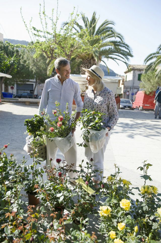 Ehepaar beim Einkaufen auf dem Blumenmarkt, Son Carrió Mallorca