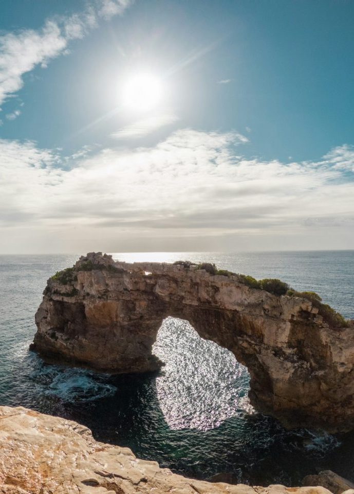 Felsbogen nahe Santanyí im Meer auf Mallorca.