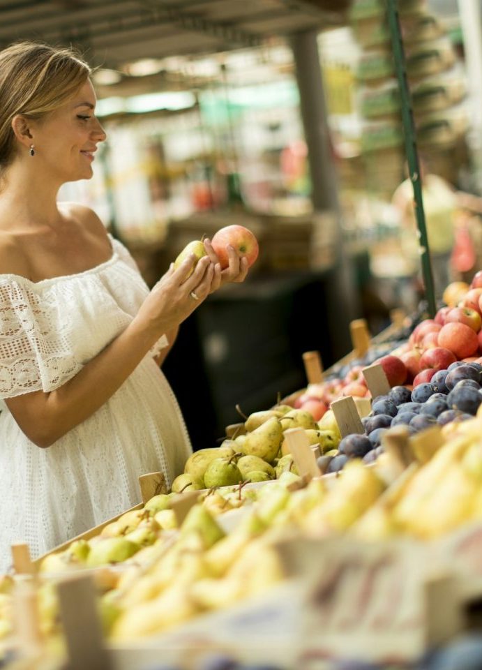 Frau kauft Früchte auf Wochenmarkt in Sant Joan auf Mallorca
