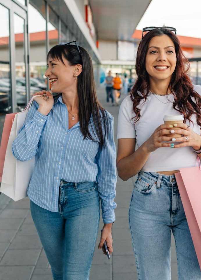 Frauen mit Einkaufstaschen im Fashion Outlet Center Marratxí auf Mallorca.