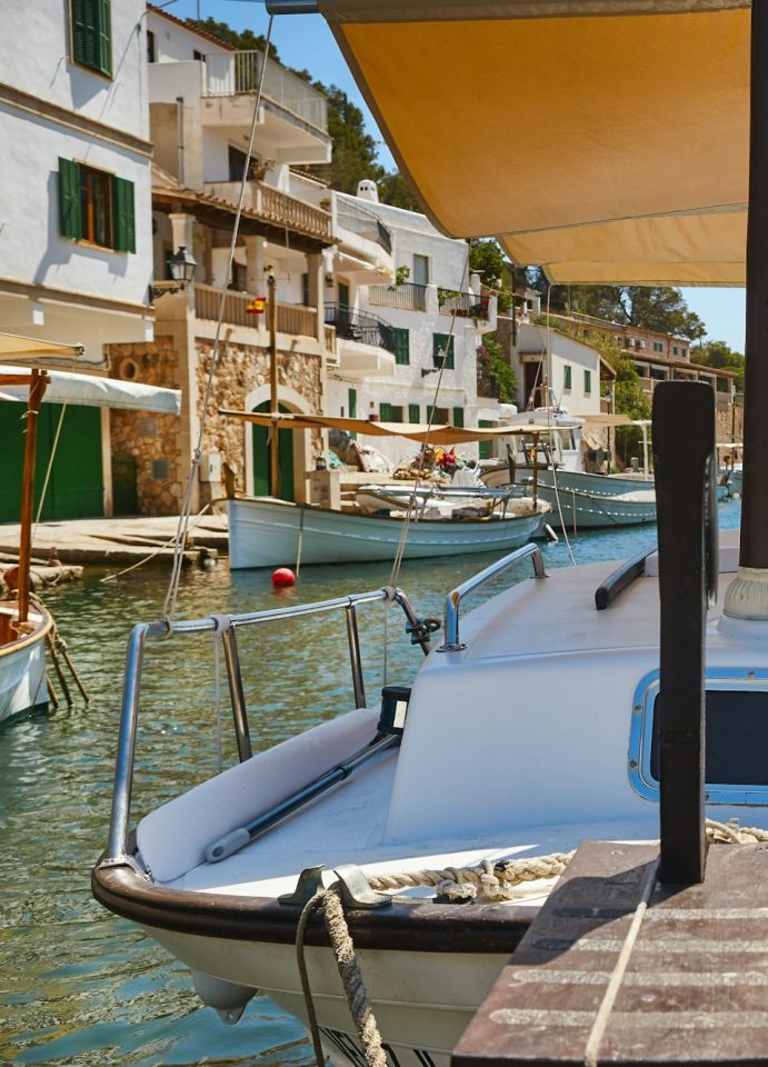 Hafen mit Boot in Port d’Alcúdia auf Mallorca