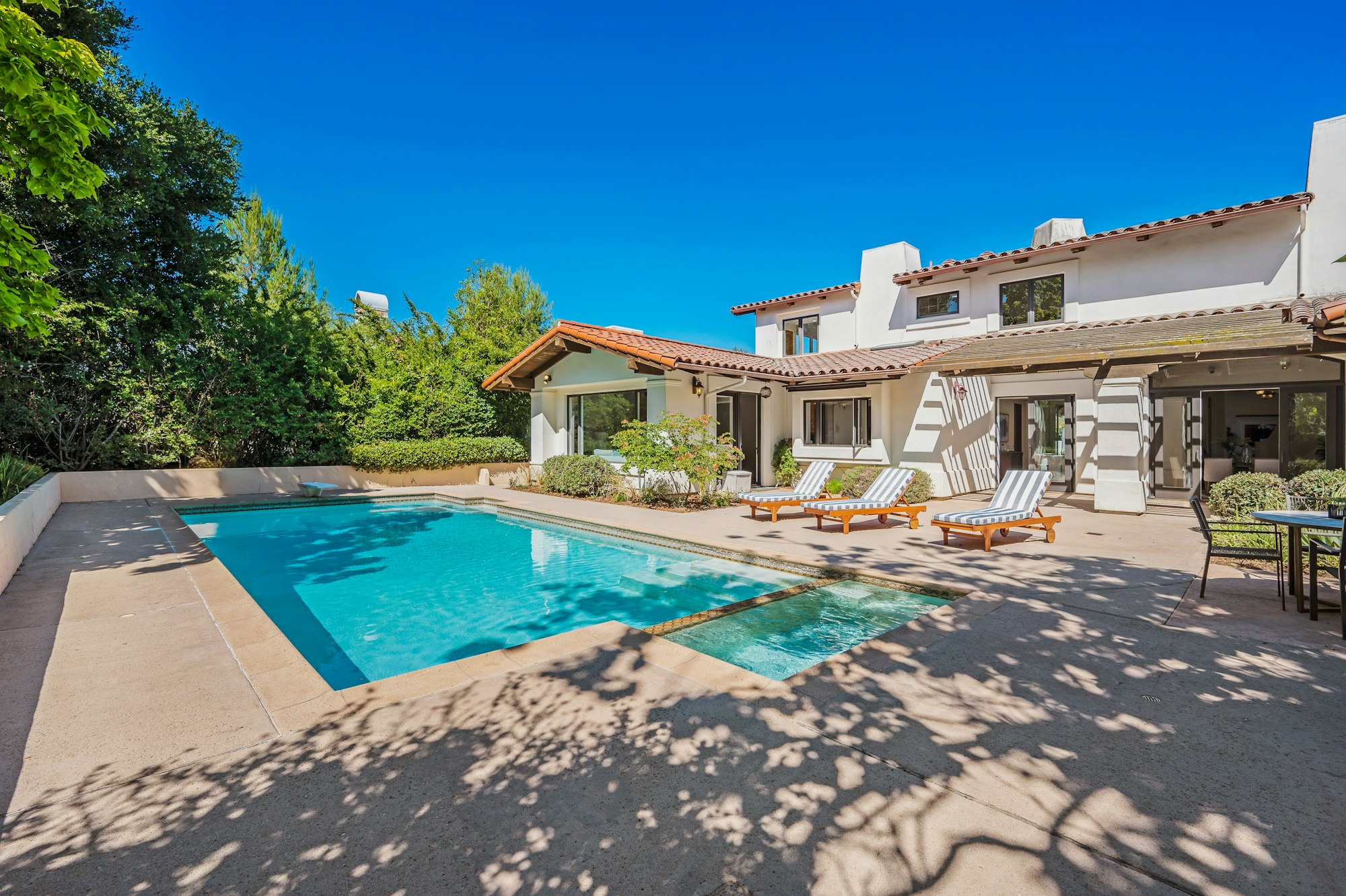 Immobilie in Es Capdellà, Mallorca mit Pool und Stühlen auf der Terrasse