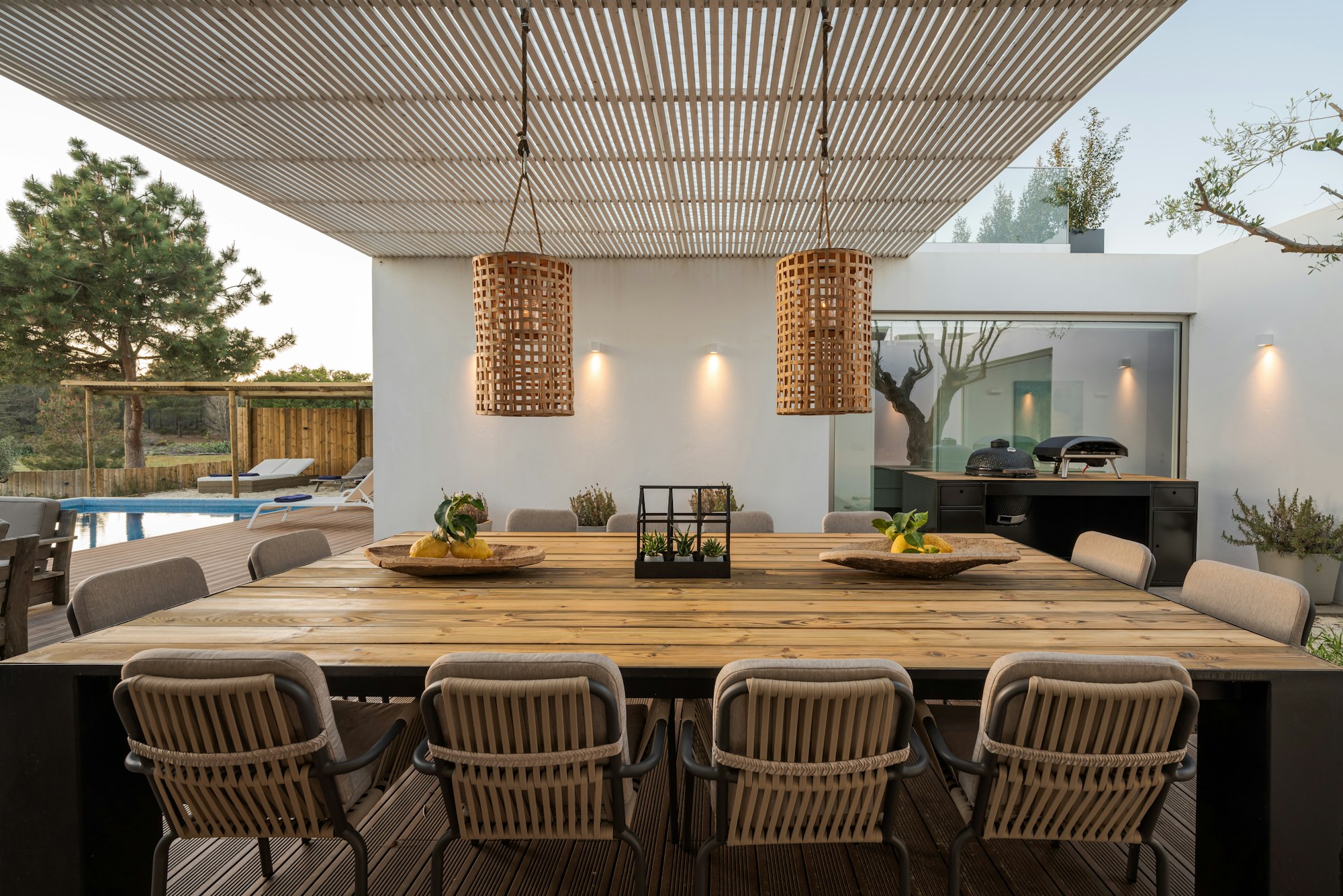 Immobilie mit großem Esstisch auf der Terrasse der Poolvilla in der Inselmitte Mallorcas