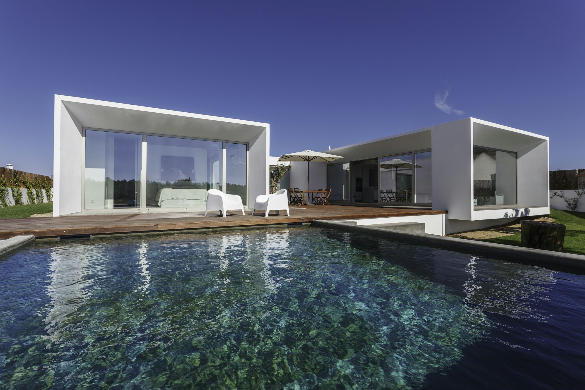 Immobilie Palmanove Mallorca Blick vom Pool auf die Terrasse und Villa