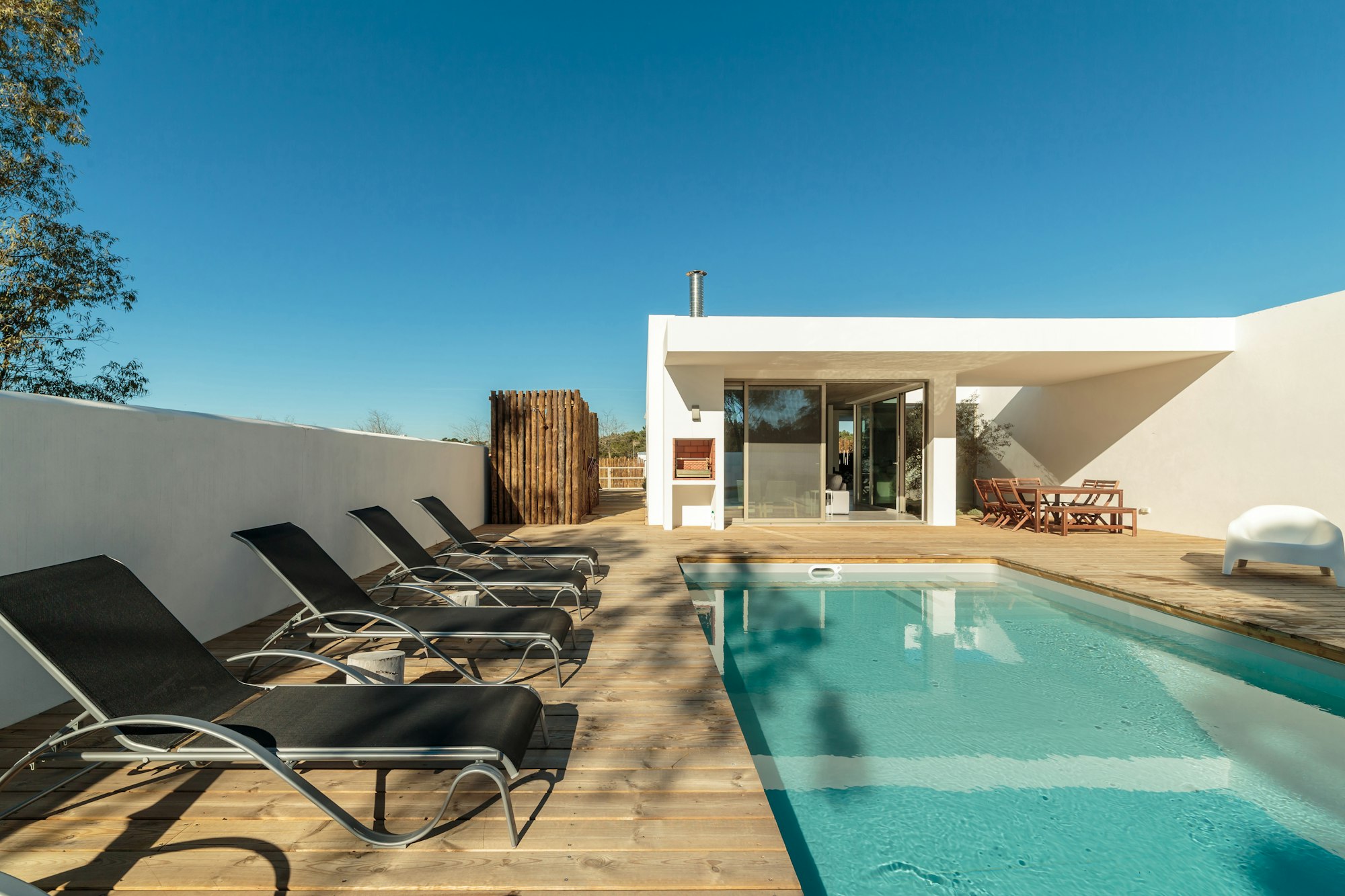 Immobilie in Portal Nous auf Mallorca Liegen am Pool und Blick afu die Villa