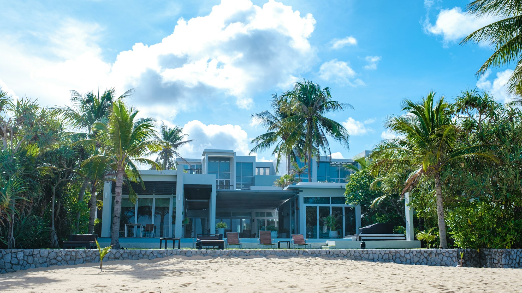 Immobilie in Porto Colom auf Mallorca, eine moderne Poolvilla am Strand.