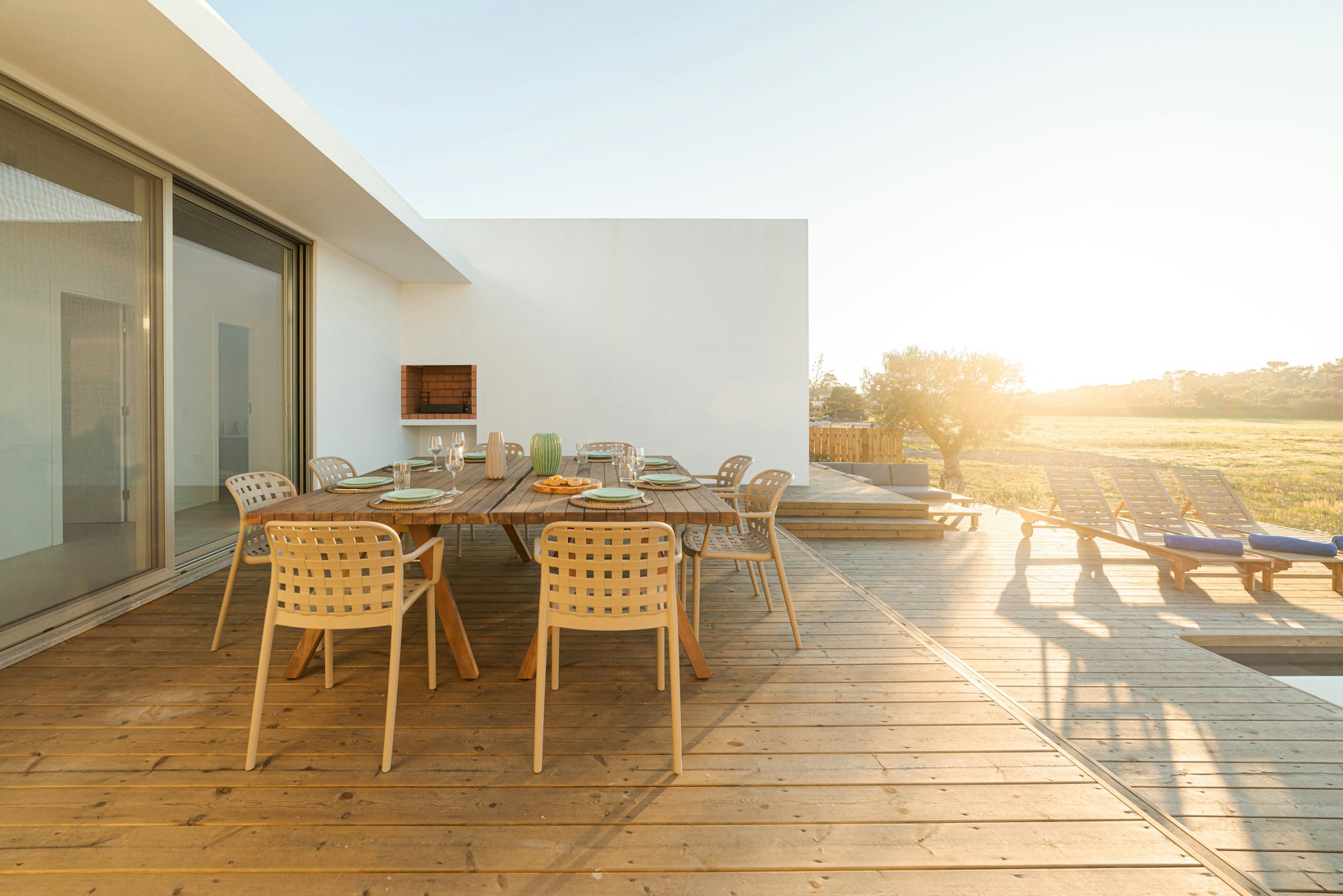Immobilie in Puigpunyent mit gedecktem Tisch auf der Terrasse einer modernen Villa