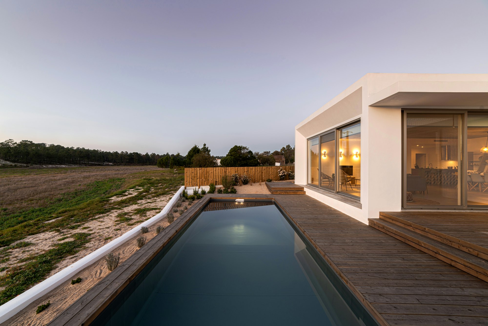 Immobilie in Santanyí eine moderne Villa mit Holzterrasse auf Mallorca