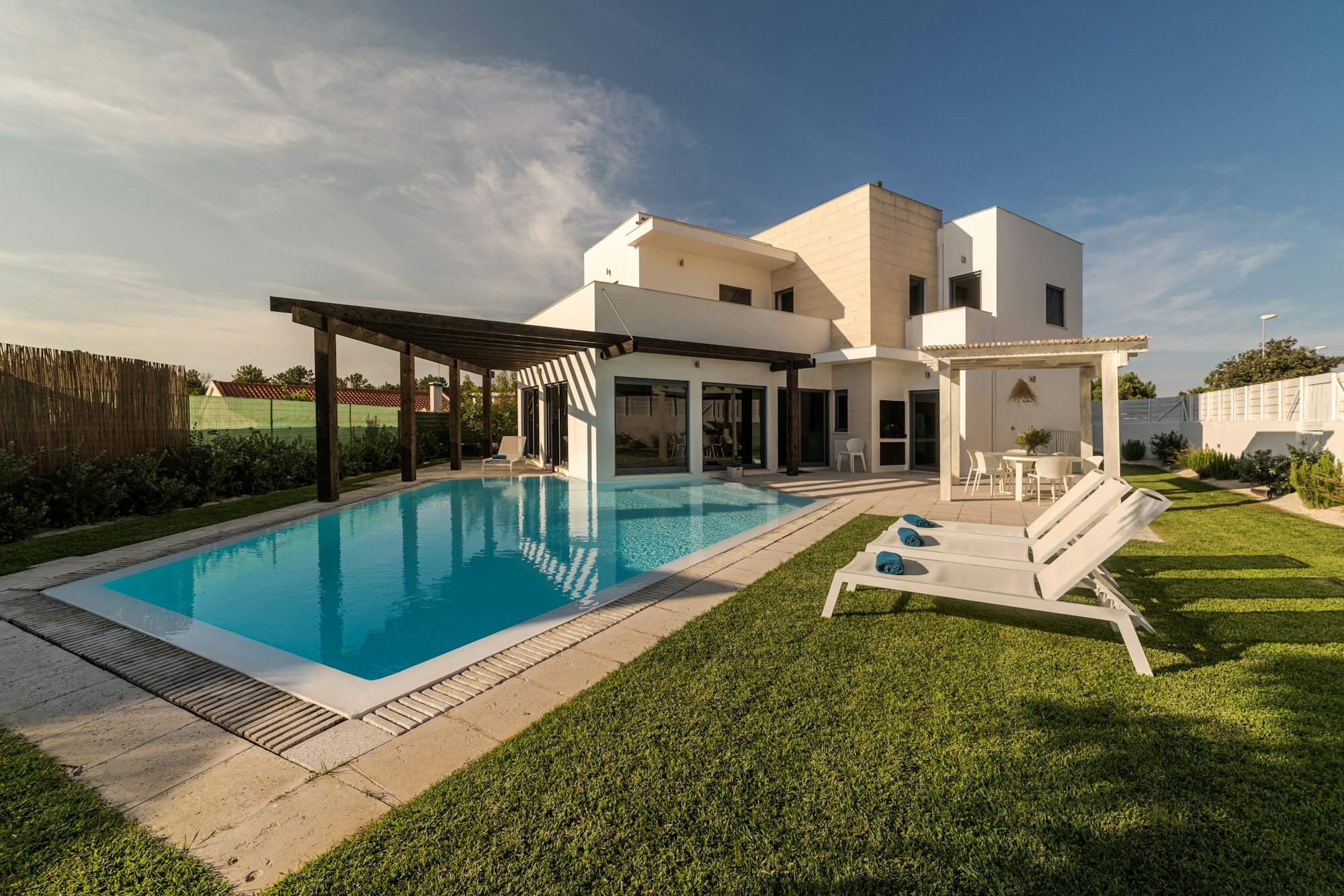 Immobilie in S’Arenal Mallorca mit Pool und Pergola im Garten