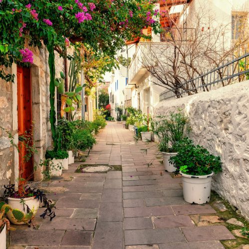 Kleine Straße mit Blumen im Städtchen Lloseta auf Mallorca