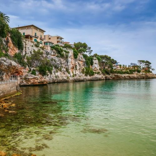 Die Küstenlinie von Porto Cristo auf Mallorca