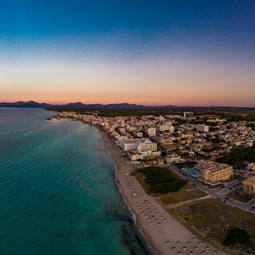 Küstenlinie mit Strand in Playa de Muro auf Mallorca