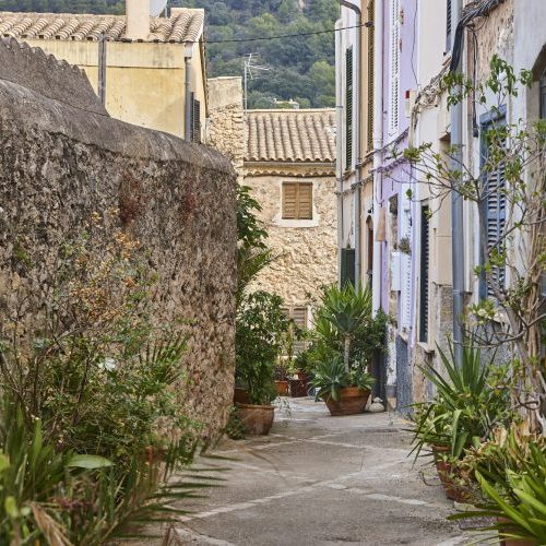 Malerische Straße im Dorf Es Capdellà auf Mallorca