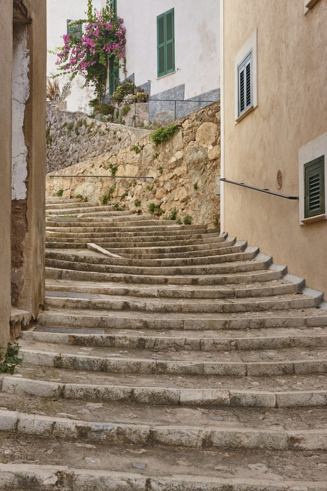 Eine malerische Straße mit Stufen aus Stein auf der Insel Mallorca in Montuïri