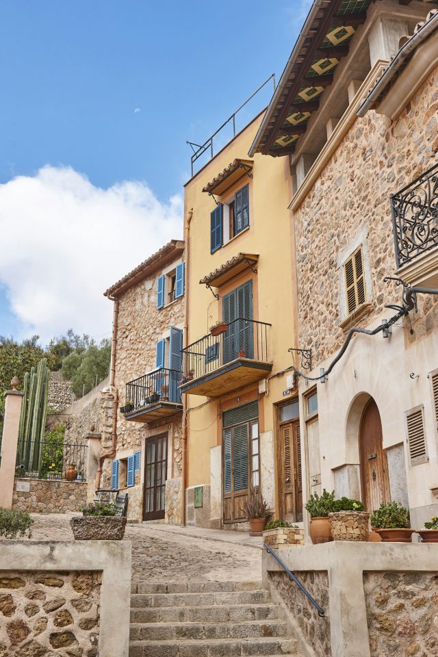 Malerische Straße mit Treppe in einem Dorf in der Inselmitte von Mallorca.