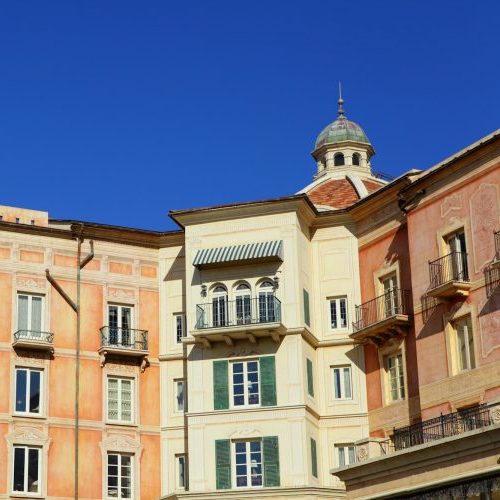 Mediterrane Häuser in der Stadt Sa Pobla auf Mallorca