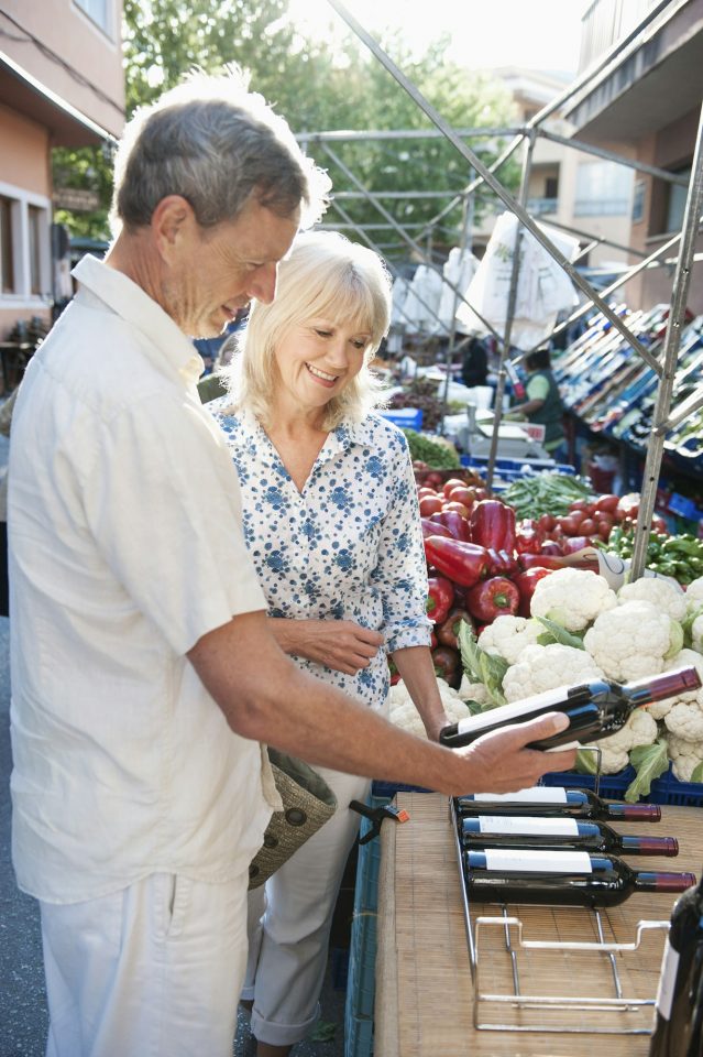Paar kauft Wein auf einem Markt in Calvia auf Mallorca