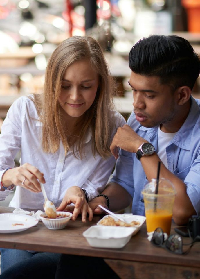 Paar beim Mittagessen in einem Straßencafé in Es Rafal Palma de Mallorca