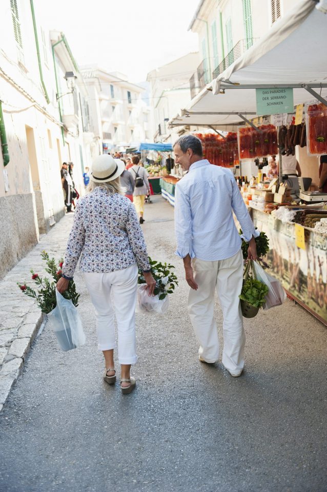 Pärchen beim Einkaufen auf dem Markt von Muro auf Mallorca