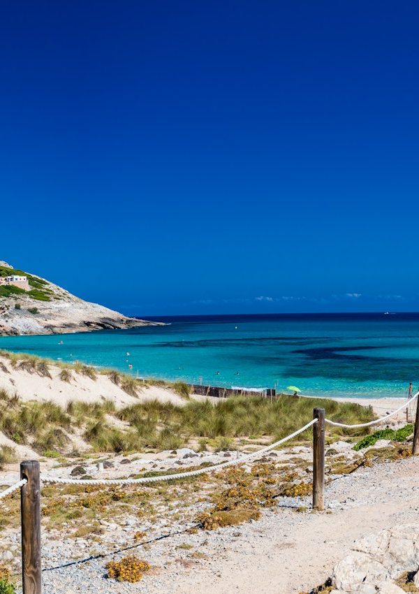 Schöner Sandstrand von Cala Mesquida auf Mallorca, nahe Sa Pobla im Norden der Insel