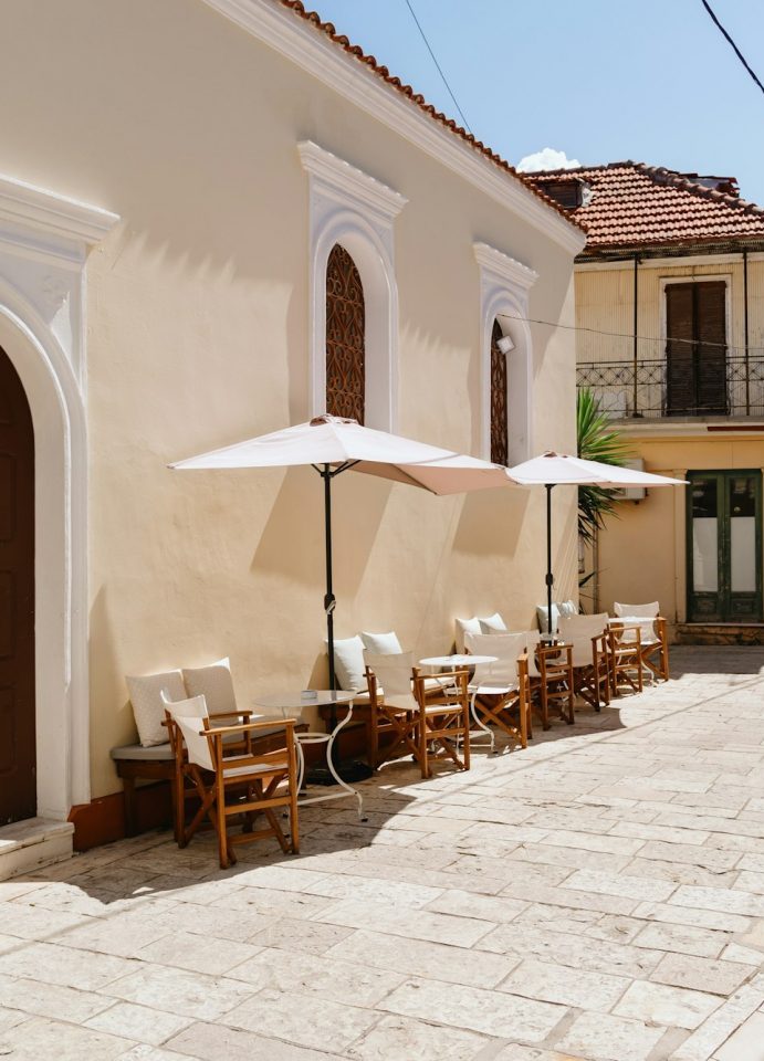 Sonnige Gasse mit gemütlichem Café in Santa Maria del Camí auf Mallorca