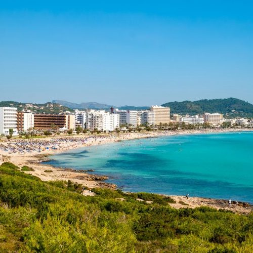 Stadt Cala Millor mit Bucht auf Mallorca