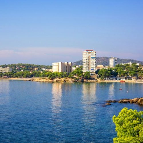 Strand von Palmanova auf Mallorca mit der Stadt im Hintergrund