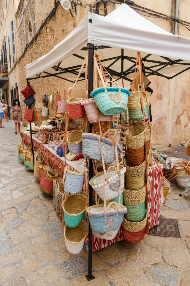 Straßenmarkt mit handgefertigten Taschen in Capdepera Mallorca