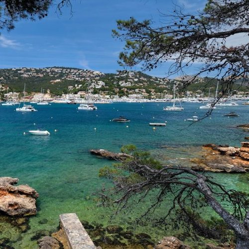 Yachten und Boote an der Mittelmeerküste von Port Andratx auf Mallorca