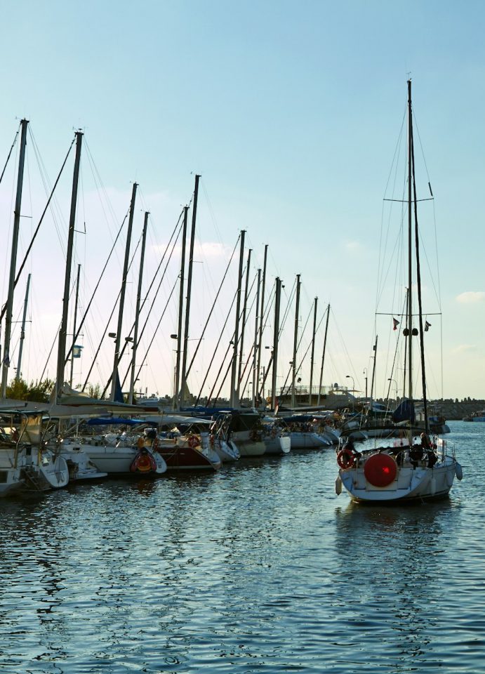 Yachten im Hafen im Mittelmeer in Santa Ponça Mallorca