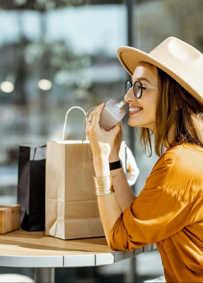 Frau auf der Café-Terrasse auf Mallorca nach dem Einkaufen