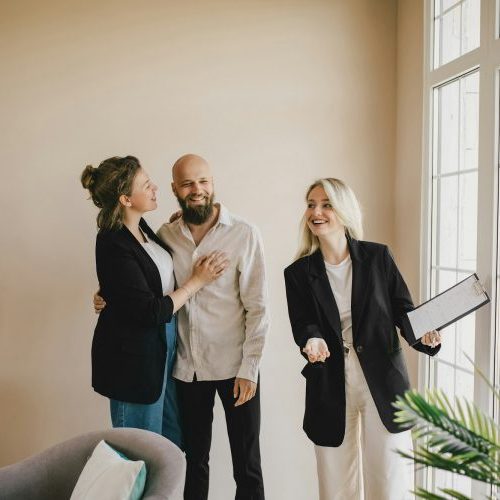 Maklerin gibt einem Paar gute Tipps zum Kauf einer Immobilie auf Mallorca