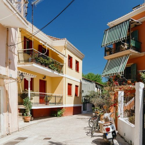Schöner Ort auf Mallorca mit Blick in eine Straße mit mediterranen Häusern